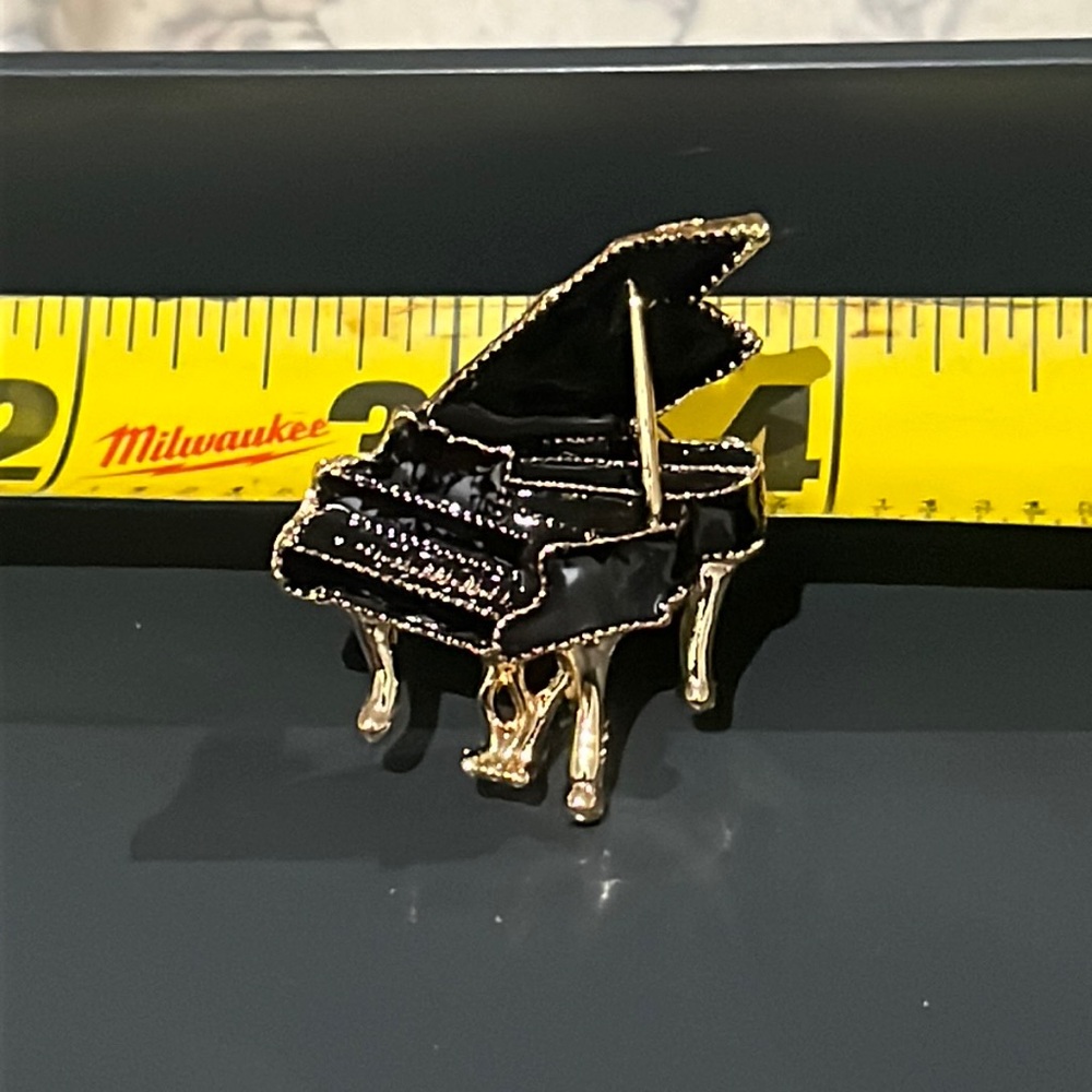 Piano brooch
